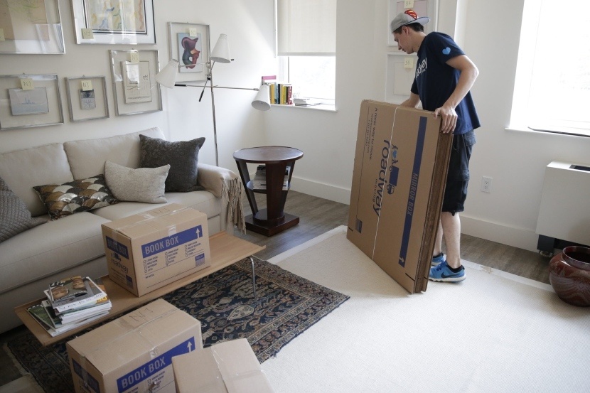 Roadway Moving's mover labelling and packing items in an apartment in NYC